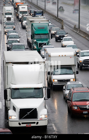 Stau in Richtung Süden auf amerikanischen Interstate Highway 5 in der Nähe von Washington und Oregon Grenze während Gewitter Stockfoto