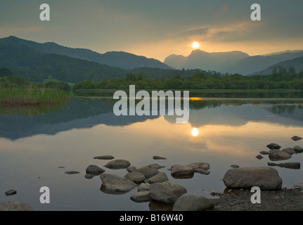 Trübe Sonnenuntergang über Elter Wasser und Langdale Pikes, Langdale Valley, Lake District National Park, Cumbria, England UK Stockfoto