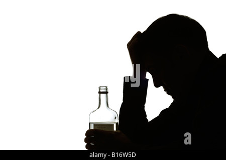 Silhouette eines depressiven Menschen trinken vor einem weißen Hintergrund Stockfoto