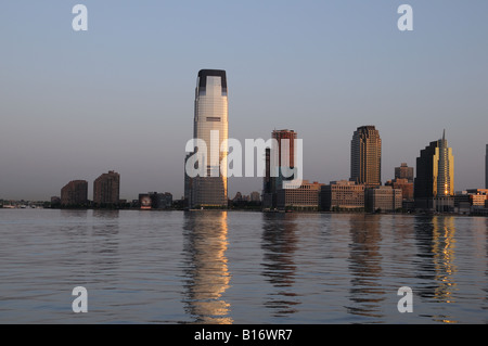 Die Goldman Sachs Gebäude, des höchsten Wolkenkratzers in New Jersey, ist neben der berühmten, Wahrzeichen Uhr in Jersey City. Stockfoto