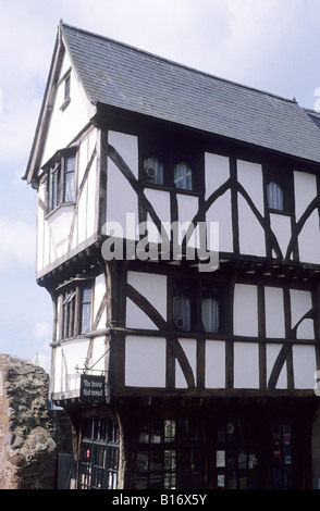 Exeter Devon The House, dass zog Holz gerahmte umgezogen auf Rollen, schwarzen und weißen Gebäude England UK Lage zu präsentieren Stockfoto