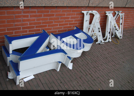 Neon-Schild bei der Bank von der Wand entfernt Stockfoto