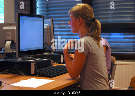 Schulmädchen macht ihre Hausaufgaben am computer Stockfoto