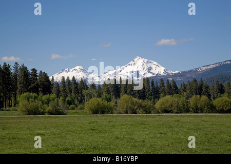 Eine Ansicht von Oregon Cascade Mountains über aspen gepunkteter Wiese in der Nähe von Black Butte Ranch Stockfoto