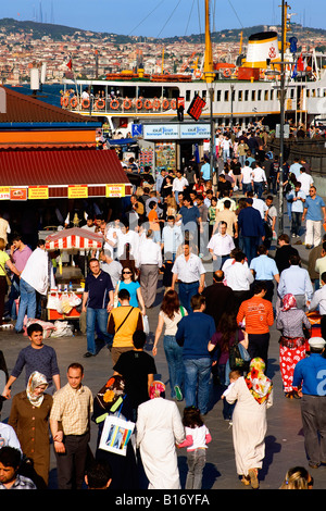 drängen Sie sich in Eminönü Platz Istanbul Stockfoto