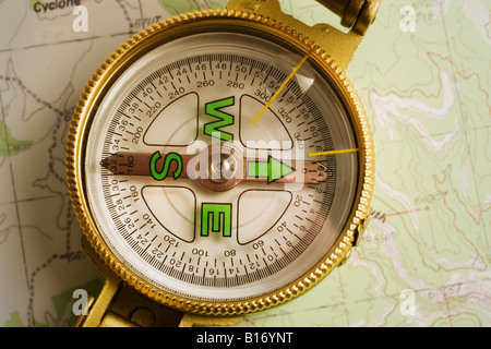 Lensatic Sichtung Kompass auf einer topografischen Karte Stockfoto