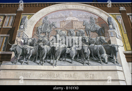 Ein Gemälde oder eine Wandmalerei von Cowboys und Longhorn-Rinder an einem Denkmal für den Chisholm Trail auf ein Gebäude in der Innenstadt von Fort Worth Stockfoto