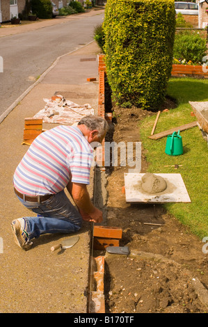 Man Gebäude Gartenmauer Stockfoto