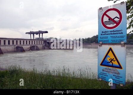 Gefahr kein Schwimmen in der Nähe eines Wasserkraftwerks am Fluss Inn, Simbach, Bayern, sign. Stockfoto