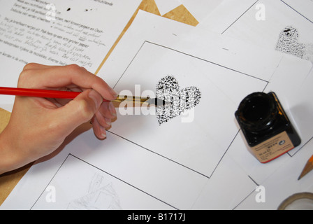 Schüler zeichnen Herz im Kunstunterricht Stockfoto