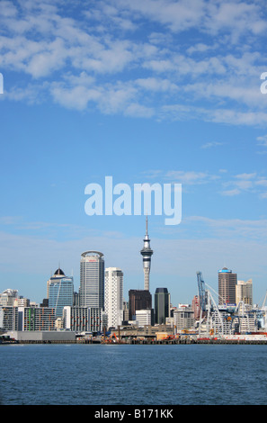 Auckland City aus gesehen über dem Wasser, Neuseeland. Stockfoto