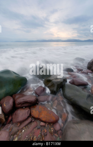 Wasser gibt durchscheinende Wirkung über Vordergrund Felsen bewegen Stockfoto