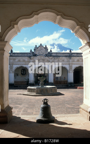 Universidad de San Carlos de Guatemala oder San Carlos Universität, jetzt das Museo de Arte Colonial, Antigua, Guatemala Stockfoto