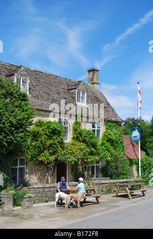 The Swan Inn aus dem 16. Jahrhundert, Swinbrook, Oxfordshire, England, Vereinigtes Königreich Stockfoto