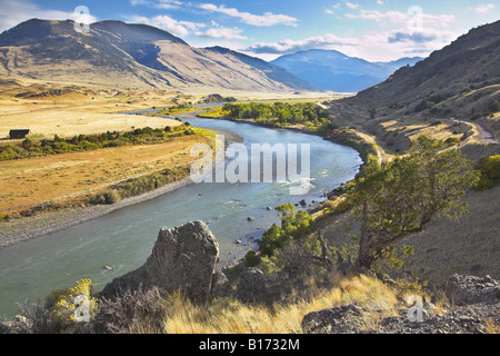 Der feine Fluss Missouri fließt reibungslos zwischen malerischen Hügeln Stockfoto