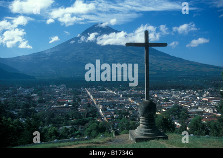 Überblick über die spanische Kolonialstadt Antigua und Agua Vulkan aus, Cerro de la Cruz Lookout, Antigua, Guatemala Stockfoto