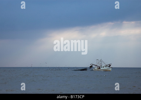 Garnelen-Boot lagen die Gewässer vor Carolina Beach, North Carolina USA Stockfoto