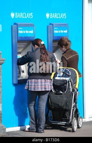 Barclays Bank Geldautomaten, Market Square, Witney, Oxfordshire, England, Vereinigtes Königreich Stockfoto