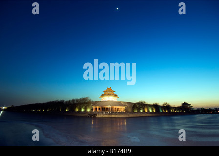 Forbidden City Palace Museum Wachturm und Wassergraben beleuchtet bei Nacht Unesco World Heritage Site Peking China Stockfoto