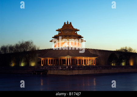 Forbidden City Palace Museum Wachturm und Wassergraben beleuchtet bei Nacht Unesco World Heritage Site Peking China Stockfoto