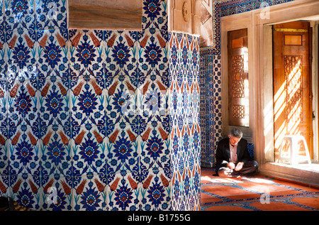 Mann in der Rustem Pasa Moschee in Istanbul Stockfoto