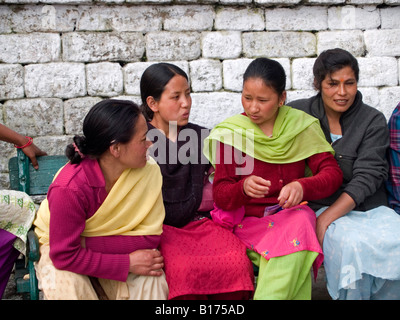 Nepalesische Frauen sitzen auf einer Bank in Darjeeling Stockfoto