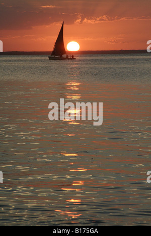 Dhau-Fischerboot vor Benguerra Island, Mosambik, Afrika Stockfoto