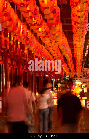 Poeple laufen unter Laternen im New Buddha Tooth Relic Temple und Museum, Chinatown, Singapur Stockfoto