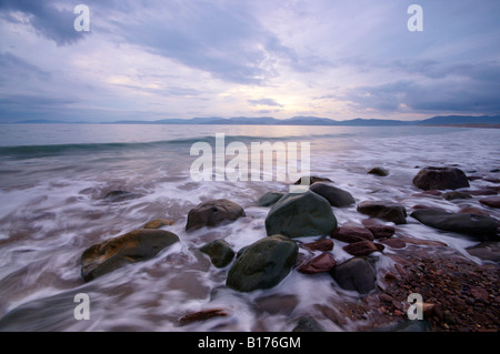 Wasser gibt durchscheinende Wirkung über Vordergrund Felsen am Rossbeigh Co Kerry Irland bewegen Stockfoto