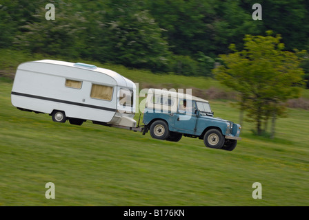 Serie 2 SWB Land Rover Abschleppen eine Karawane nach der ALRC National 2008. Stockfoto