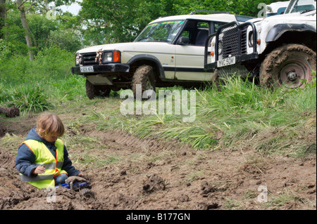 Kind spielt mit seinem Spielzeug Offroad-LKW während der ALRC nationalen 2008 RTV-Studie. Stockfoto