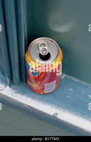 Französische alkoholfreies Getränk kann auf äußere Fensterbank Stockfoto