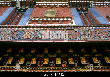 Bhutan Jakar Bumthang Valley Jampey Lhakhang Tempel C7th dekorierte Fassade Stockfoto