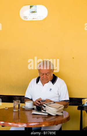 Mann im Café in Merida Hauptstadt von Yucatan Staat Mexiko die erste spanische Stadt gebaut in diesem Teil von Mexiko Stockfoto