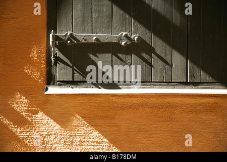 Detail der shuttered Fenster auf den Aufbau von Gamla Stan (Altstadt), Staden Insel, Stockholm, Schweden. Stockfoto