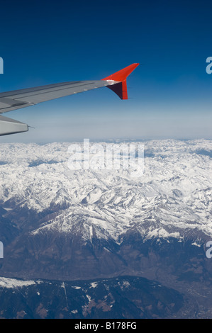 Blick von einer Ebene auf die Bergkette der Alpen Stockfoto