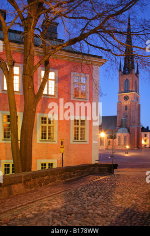 Riddarholms Kyrkan, oder Kirche, in der Dämmerung. Birger Jarls Torg, Insel Riddarholmen, Stockholm, Schweden. Stockfoto