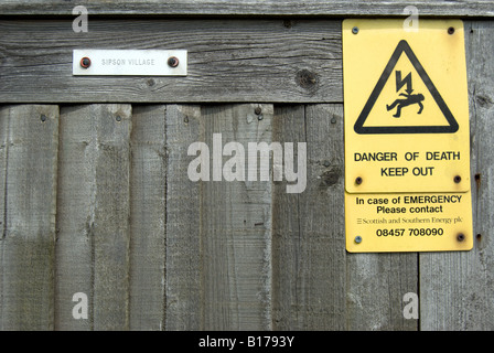 Gefahr des Todes und der Unterhalt aus Zeichen, die auf einem Strom Umspannwerk Zaun, Sipson, Middlesex, england Stockfoto