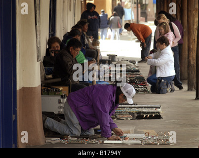 Gebürtige amerikanische Handwerker anzeigen handgemachten Schmuck für Touristen im Abschnitt Old Town von Albuquerque, New Mexico Stockfoto