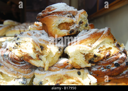 Chelsea-Brötchen im Fenster "" Huffkins Bäckerei & Coffee-Shop, High Street, Burford, Oxfordshire, England, Vereinigtes Königreich Stockfoto