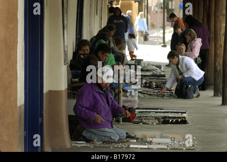 Gebürtige amerikanische Handwerker anzeigen handgemachten Schmuck für Touristen im Abschnitt Old Town von Albuquerque, New Mexico. Stockfoto