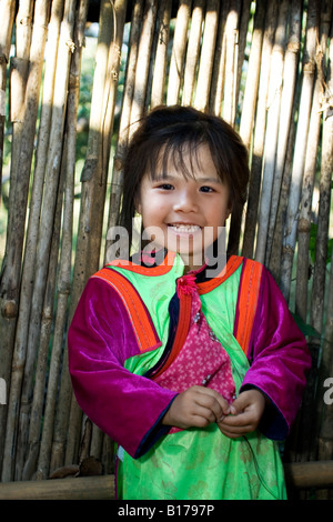 ein kleines Mädchen aus den Stamm der Lisu Lodge in traditionellen custume Stockfoto