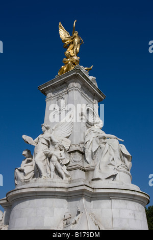 Das Queen Victoria Monument (QVM) Denkmal auf der Mall in London Stockfoto