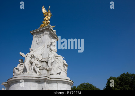 Das Queen Victoria Monument (QVM) Denkmal auf der Mall in London Stockfoto