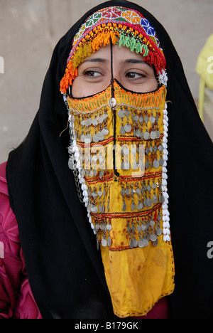 Eine Frau der Beduinen im Sinai ist eine alte traditionelle bunte Gesicht zu bedecken, genannt Burka tragen Stockfoto