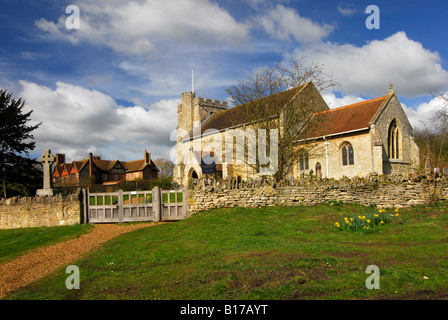 Englisch Dorfkirche im Nether Winchenden mit Trockenmauern und Tor Stockfoto