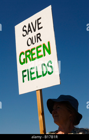 Protesttreffen gegen die neue Öko-Stadt schlug eine Erschließung auf Grünfläche auf Ackerland bei Ford West Sussex UK 2008 2000er HOMER SYKES vor Stockfoto