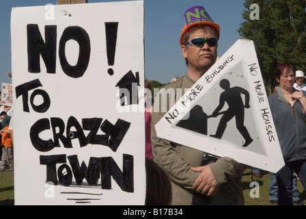 Die Dorfgemeinschaft versammelte sich, um gegen die geplante Neubausiedlung auf dem Gelände zu protestieren. Ford West Sussex UK 2008 2000s HOMER SYKES Stockfoto