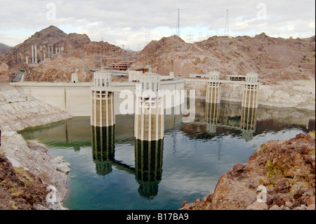 Hoover-Staudamm liegt auf dem Colorado River zwischen Nevada und Arizona, gebaut für Wasserkrafterzeugung Stockfoto