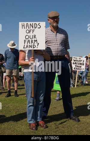 Das ländliche England hat sich zusammengefunden, um gegen die geplante neue Öko-Stadtentwicklung auf dem Gelände zu protestieren. Ford West Sussex UK 2008 2000s HOMER SYKES Stockfoto